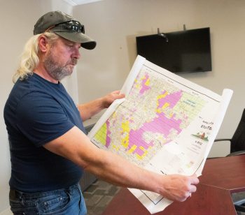 SVJETLANA MLINAREVIC THE CARILLON
RM of Stuartburn resident Dale Dooley looks at a map of the RM showing where he said flooding of the town of Sundown, his home, and the homes around him is taking place due to the negligence of the RMs of Stuartburn and Piney and the province in cleaning out the drains in the area and water coming in from Horseshoe Lake.