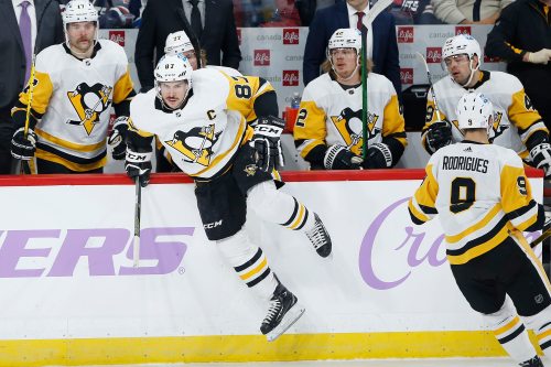 JOHN WOODS / WINNIPEG FREE PRESS
Pittsburgh PenguinsÕ Sidney Crosby (87) comes off the bench during first period NHL action against the Winnipeg Jets in Winnipeg on Monday, November 22, 2021.