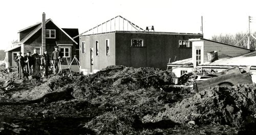 CARILLON ARCHIVES 

Mill Street East between Kroeker Avenue and Barkman Avenue was the first residential street in Steinbach to boast running water in every house. A shared well and pressure system served a number of homes there in 1951.