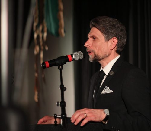 MATTHEW FRANK THE CARILLON 

Steinbach Arts Council executive director David Klassen speaks at the non-profit’s May 1 fundraising gala.