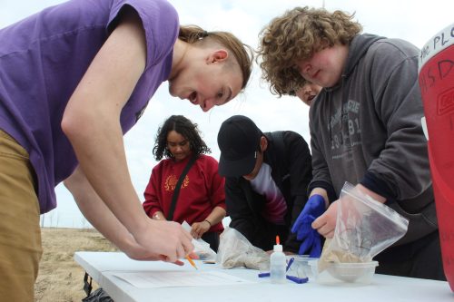MATTHEW FRANK THE CARILLON

Collège Churchill High School students from Winnipeg analyze soil samples.