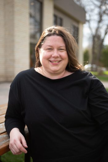 SVJETLANA MLINAREVIC THE CARILLON 

Accent Singers’ artistic director Meredith Hutchinson, sitting in front of the Steinbach Cultural Arts Centre in Steinbach on May 21 will be leaving the singing group after almost 10 years at the helm. Taking over for Hutchinson is David Sawatzky from Providence College.