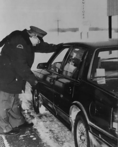 CARILLON ARCHIVES 

Customs officer Verne Kulyk chats with a Canadian resident at the Tolstoi border crossing.