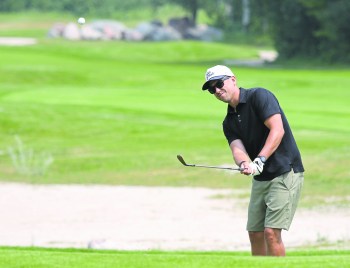 Doug Penner pitches a ball onto the 15th green. (Thomas Friesen/The Brandon Sun)