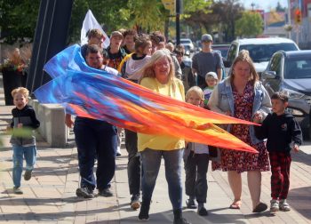 CASSIDY DANKOCHIK THE CARILLON 

Marianne Curtis, an organizer for Walk with Jesus leads participants in Steinbach on Sept. 19.