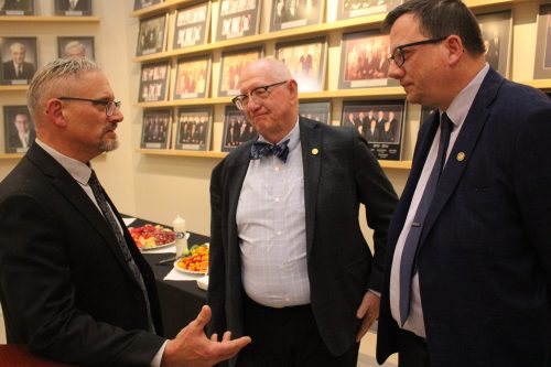 GREG VANDERMEULEN THE CARILLON 

Steinbach Mayor Earl Funk chats with retiring councillors Jac Siemens and Michael Zwaagstra.